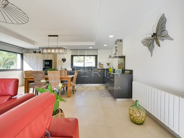 Chalet de 4 habitaciones en Platja d'Aro, Castell-Platja d'Aro en venta con piscina garaje - 778.000 € (Ref: 10089489)