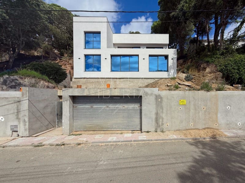 3 soveværelse Villa til salg i Santa Cristina d'Aro med swimmingpool garage - € 795.000 (Ref: 7646682)