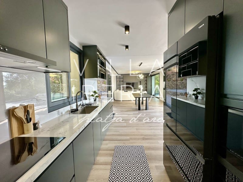 3 makuuhuone Huvila myytävänä paikassa Santa Cristina d'Aro mukana uima-altaan 
autotalli - 945 000 € (Ref: 7646682)