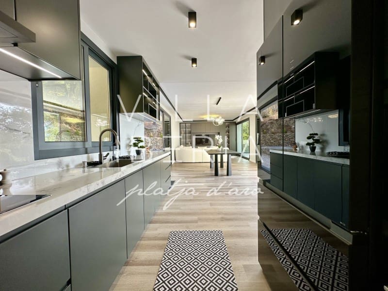 3 makuuhuone Huvila myytävänä paikassa Santa Cristina d'Aro mukana uima-altaan 
autotalli - 945 000 € (Ref: 7646682)
