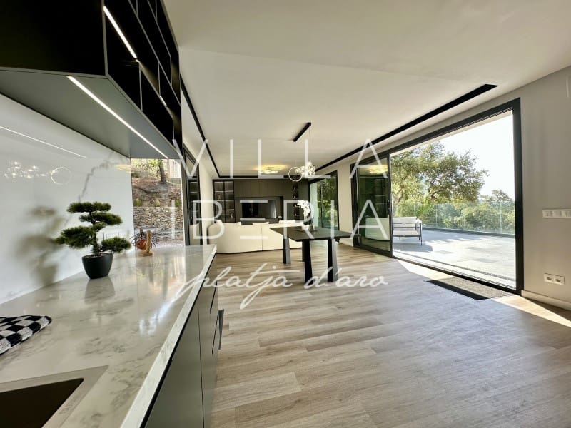 3 makuuhuone Huvila myytävänä paikassa Santa Cristina d'Aro mukana uima-altaan 
autotalli - 945 000 € (Ref: 7646682)