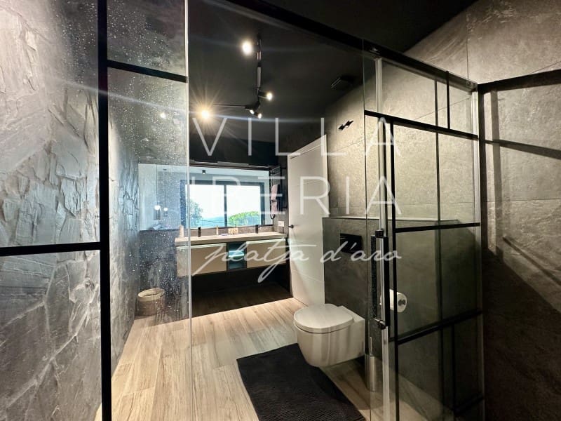 3 makuuhuone Huvila myytävänä paikassa Santa Cristina d'Aro mukana uima-altaan 
autotalli - 945 000 € (Ref: 7646682)