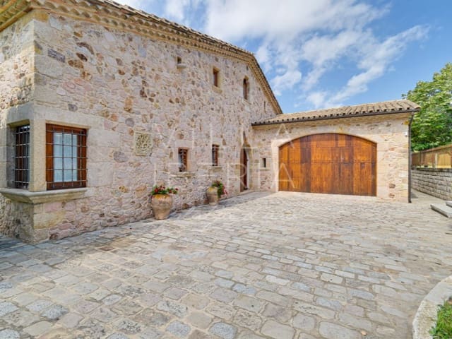 5 bedroom Villa for sale in Sant Feliu de Guíxols with garage - € 2,600,000 (Ref: 8530112)