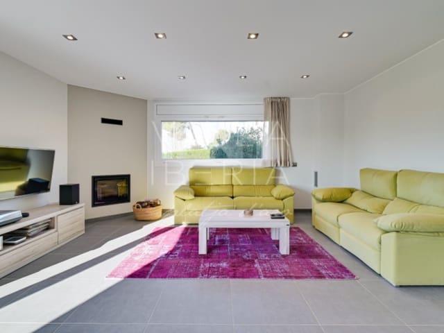 4 bedroom Villa for sale in Santa Cristina d'Aro with garage - € 939,000 (Ref: 8714603)