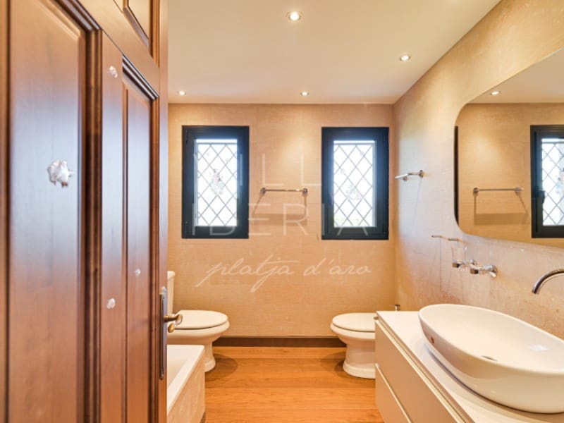 5 makuuhuone Huvila myytävänä paikassa Santa Cristina d'Aro mukana 
autotalli - 2 500 000 € (Ref: 8792875)