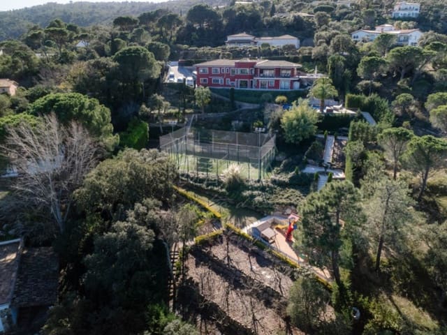 5 bedroom Villa for sale in Santa Cristina d'Aro with garage - € 2,500,000 (Ref: 8792875)