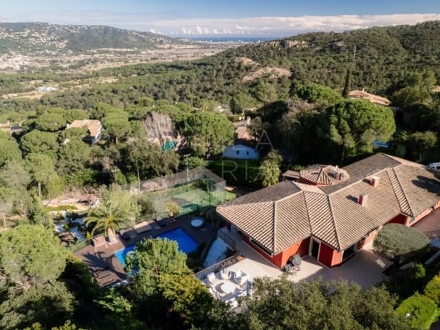 5 bedroom Villa for sale in Santa Cristina d'Aro with garage - € 2,500,000 (Ref: 8792875)