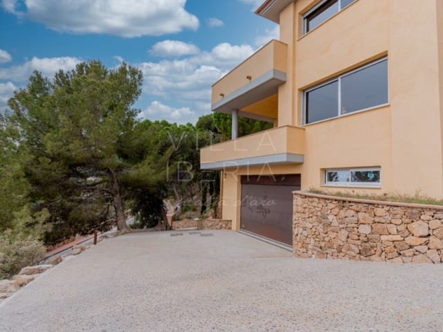 4 bedroom Villa for sale in Sant Feliu de Guíxols with pool garage - € 1,970,000 (Ref: 8939061)