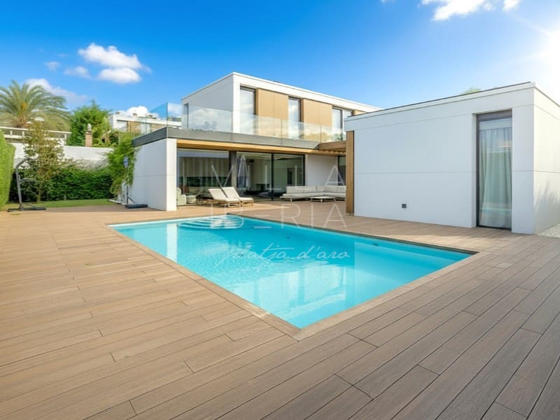 4 makuuhuone Huvila myytävänä paikassa S'Agaro mukana uima-altaan 
autotalli - 2 400 000 € (Ref: 9353513)