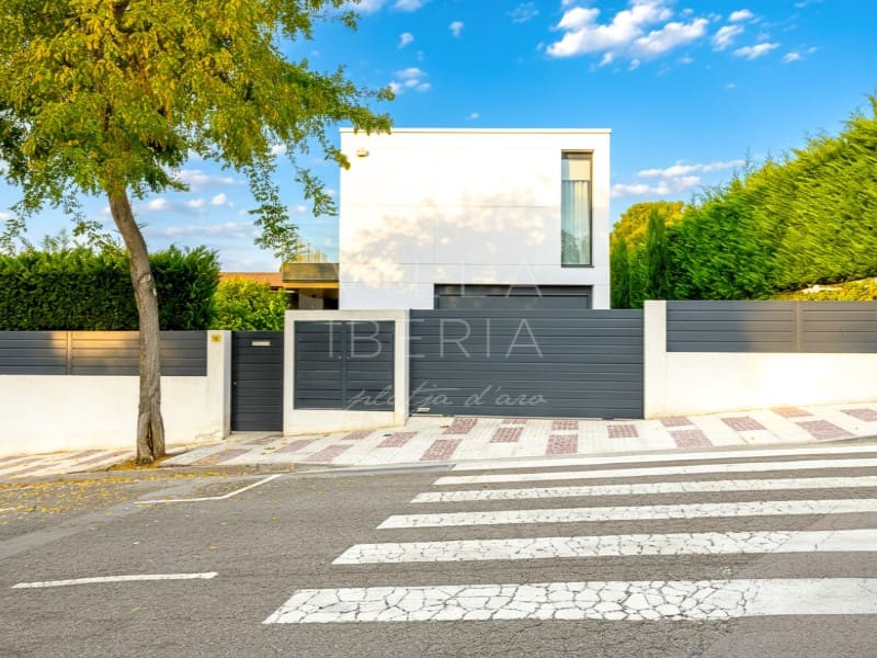 4 makuuhuone Huvila myytävänä paikassa S'Agaro mukana uima-altaan 
autotalli - 2 400 000 € (Ref: 9353513)