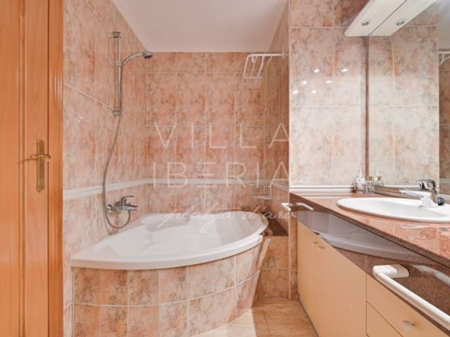 3 bedroom Apartment for sale in Platja d'Aro, Castell-Platja d'Aro with garage - € 560,000 (Ref: 9398424)