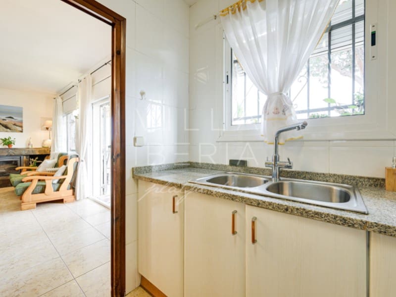 6 bedroom Villa for sale in Calonge i Sant Antoni with garage - € 495,000 (Ref: 9591574)