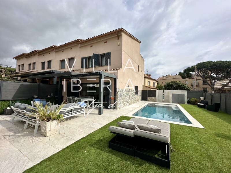 4 bedroom Semi-detached Villa for sale in Platja d'Aro with garage - € 790,000 (Ref: 9690534)