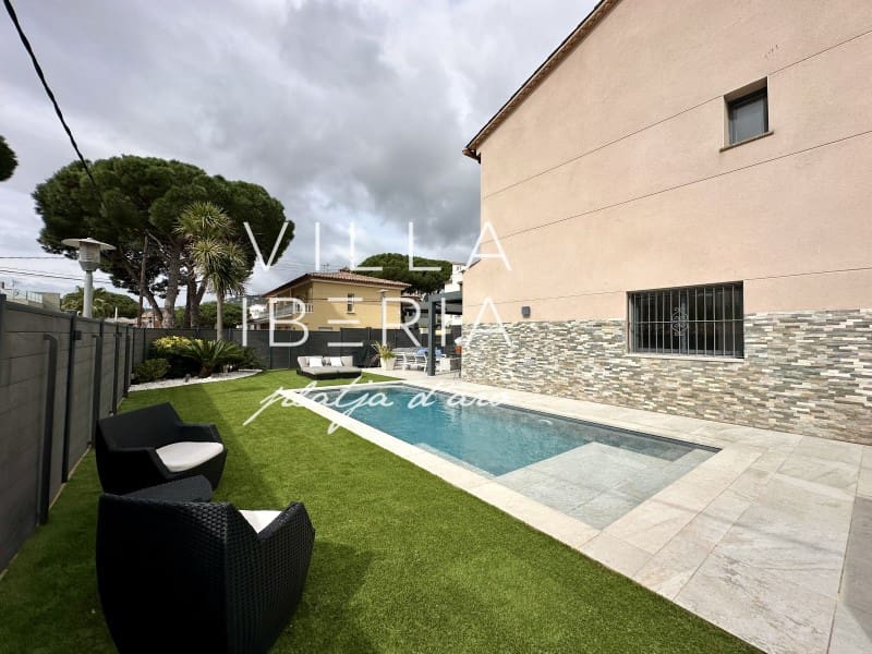 4 bedroom Semi-detached Villa for sale in Platja d'Aro with garage - € 790,000 (Ref: 9690534)