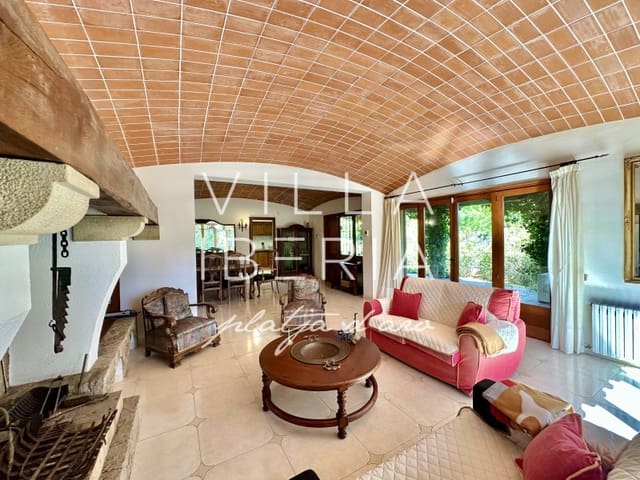 4 slaapkamer Villa te koop in Santa Cristina d'Aro met garage - € 800.000 (Ref: 9865120)