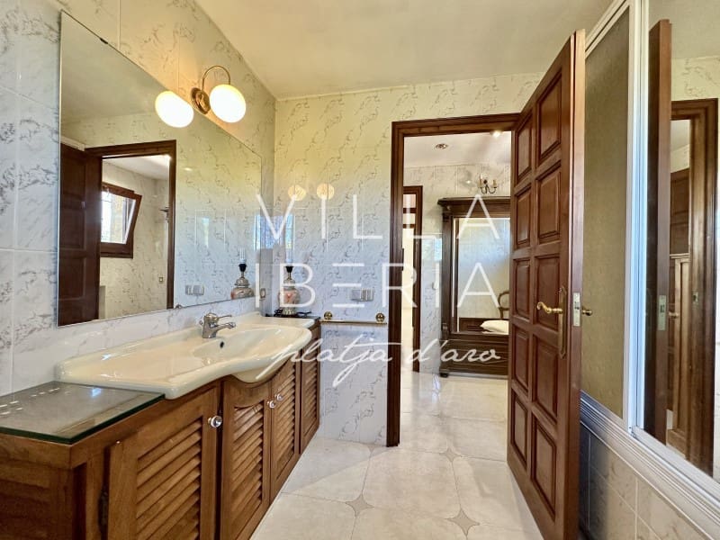 4 slaapkamer Villa te koop in Santa Cristina d'Aro met garage - € 800.000 (Ref: 9865120)
