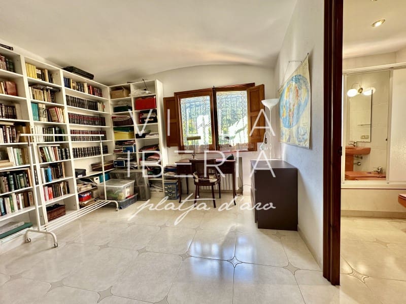 4 slaapkamer Villa te koop in Santa Cristina d'Aro met garage - € 800.000 (Ref: 9865120)