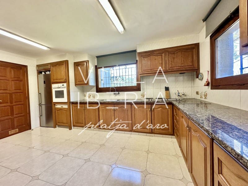 4 slaapkamer Villa te koop in Santa Cristina d'Aro met garage - € 800.000 (Ref: 9865120)