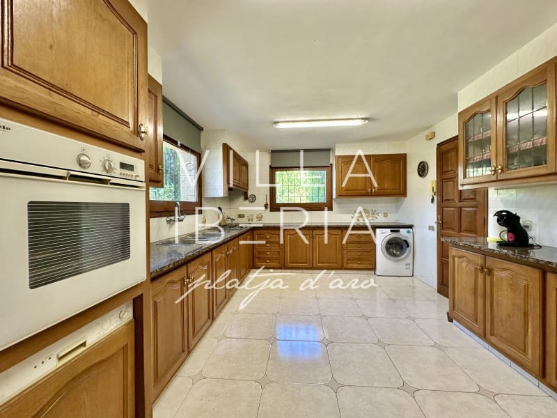 4 slaapkamer Villa te koop in Santa Cristina d'Aro met garage - € 800.000 (Ref: 9865120)