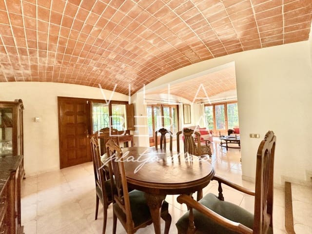 4 slaapkamer Villa te koop in Santa Cristina d'Aro met garage - € 800.000 (Ref: 9865120)