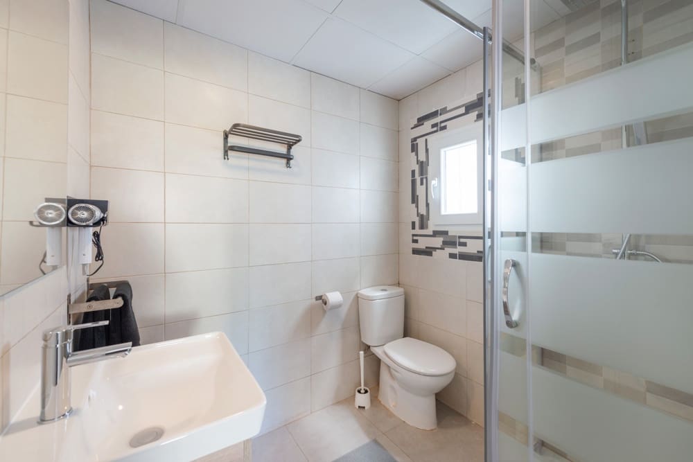 24 Zimmer Hotel zu verkaufen in L'Arenal / S'Arenal - 3.950.000 € (Ref: 9529020)