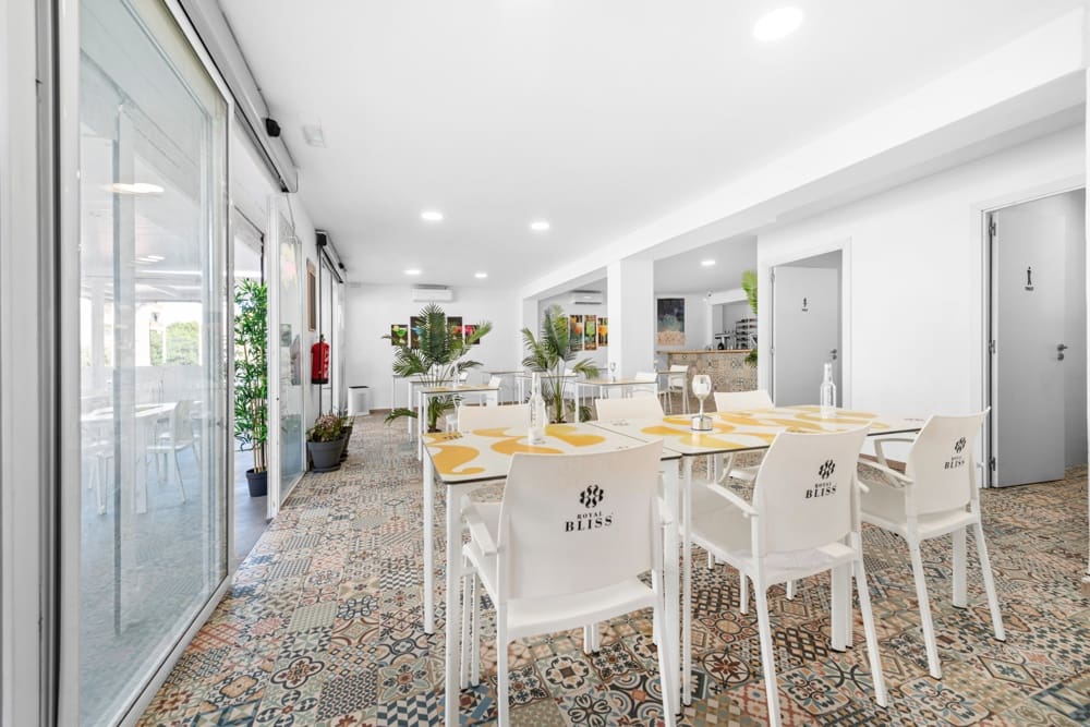 24 Zimmer Hotel zu verkaufen in L'Arenal / S'Arenal - 3.950.000 € (Ref: 9529020)