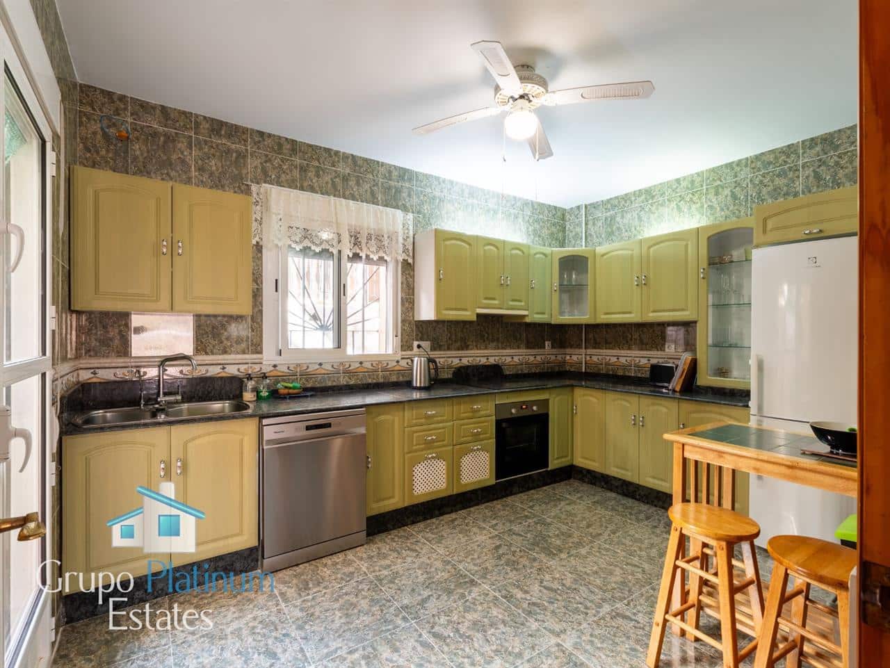 4 bedroom Terraced Villa for sale in Los Lobos with garage - € 180,000 (Ref: 10115553)