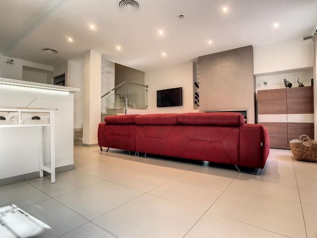 Adosado de 4 habitaciones en Parque Central, Estepona en venta con piscina - 875.000 € (Ref: 7513653)