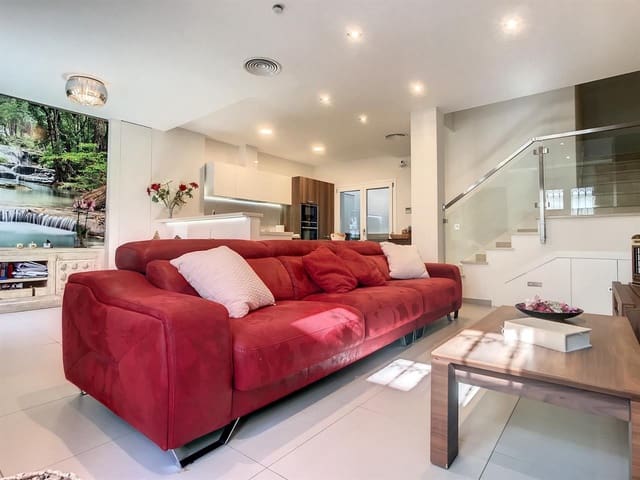 Adosado de 4 habitaciones en Parque Central, Estepona en venta con piscina - 875.000 € (Ref: 7513653)