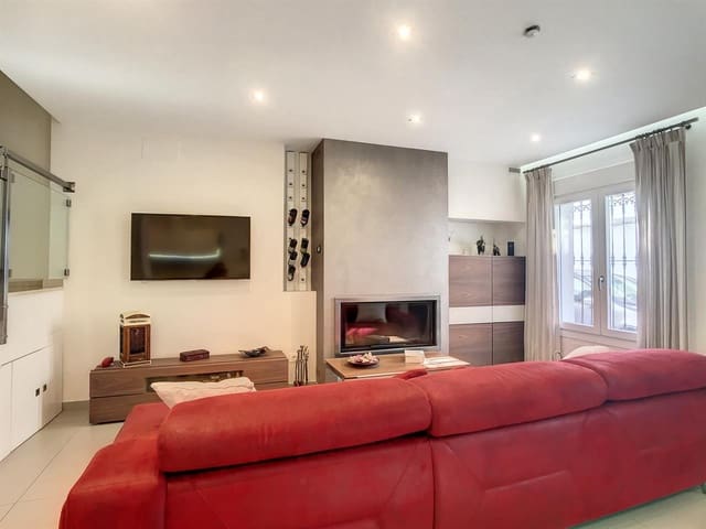 Adosado de 4 habitaciones en Parque Central, Estepona en venta con piscina - 875.000 € (Ref: 7513653)