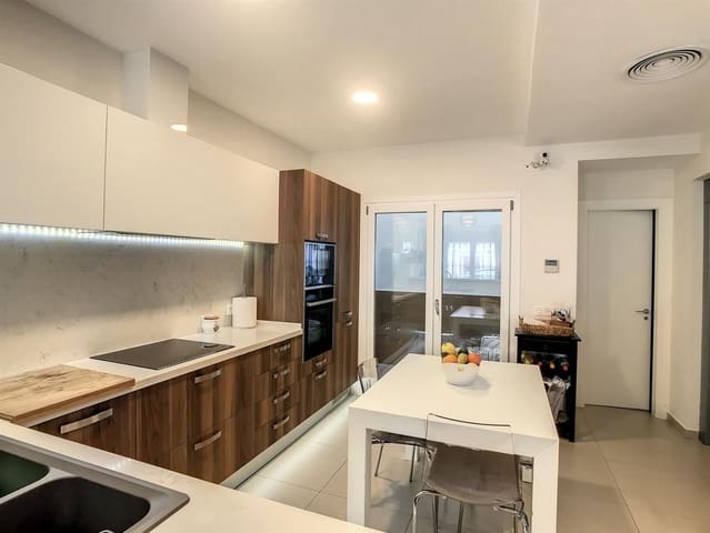 Adosado de 4 habitaciones en Parque Central, Estepona en venta con piscina - 875.000 € (Ref: 7513653)