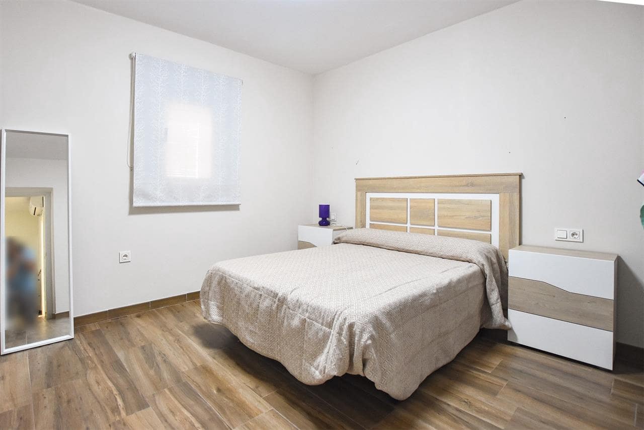 5 bedroom Villa for sale in La Campana - € 157,000 (Ref: 8952493)