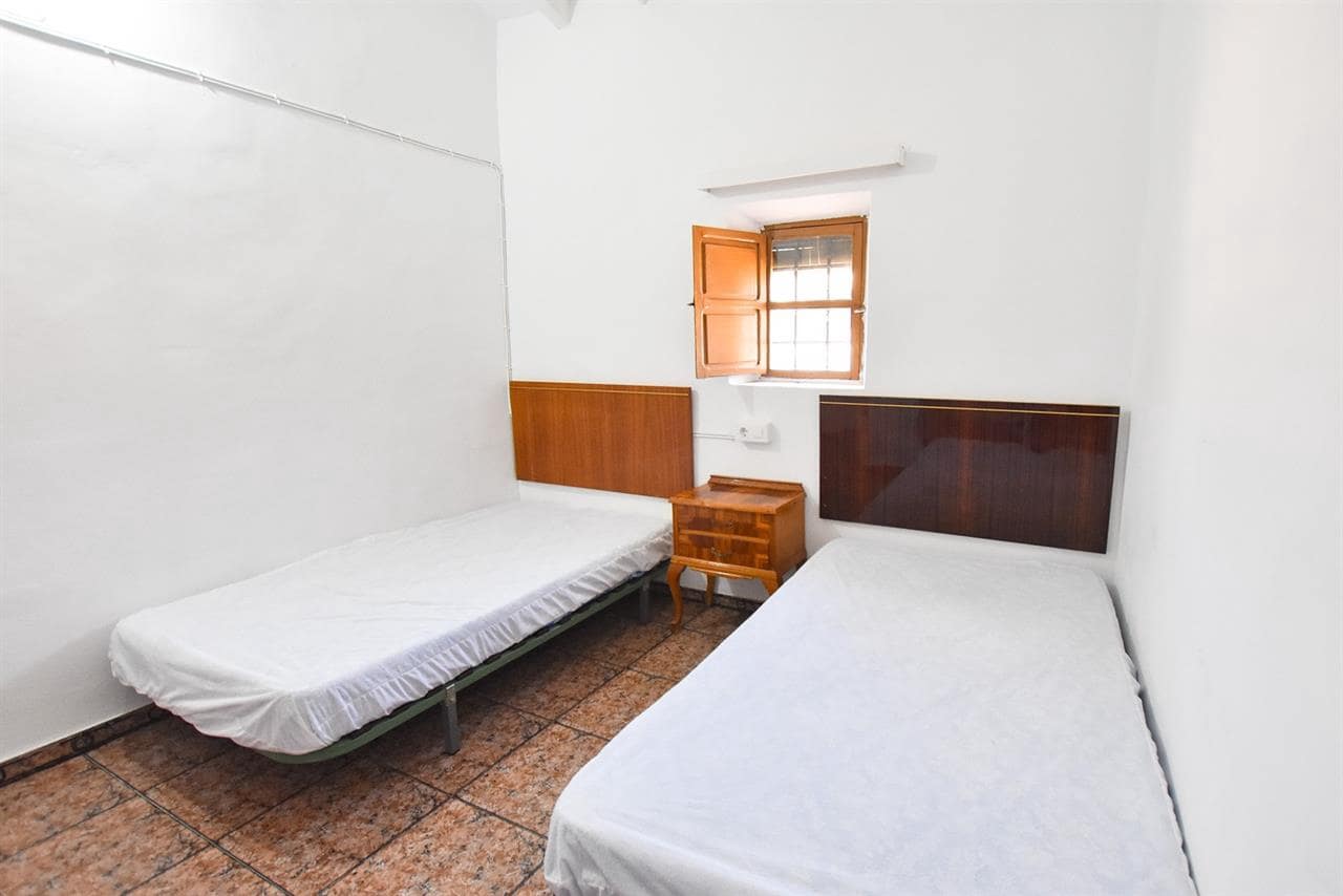 5 bedroom Villa for sale in La Campana - € 157,000 (Ref: 8952493)