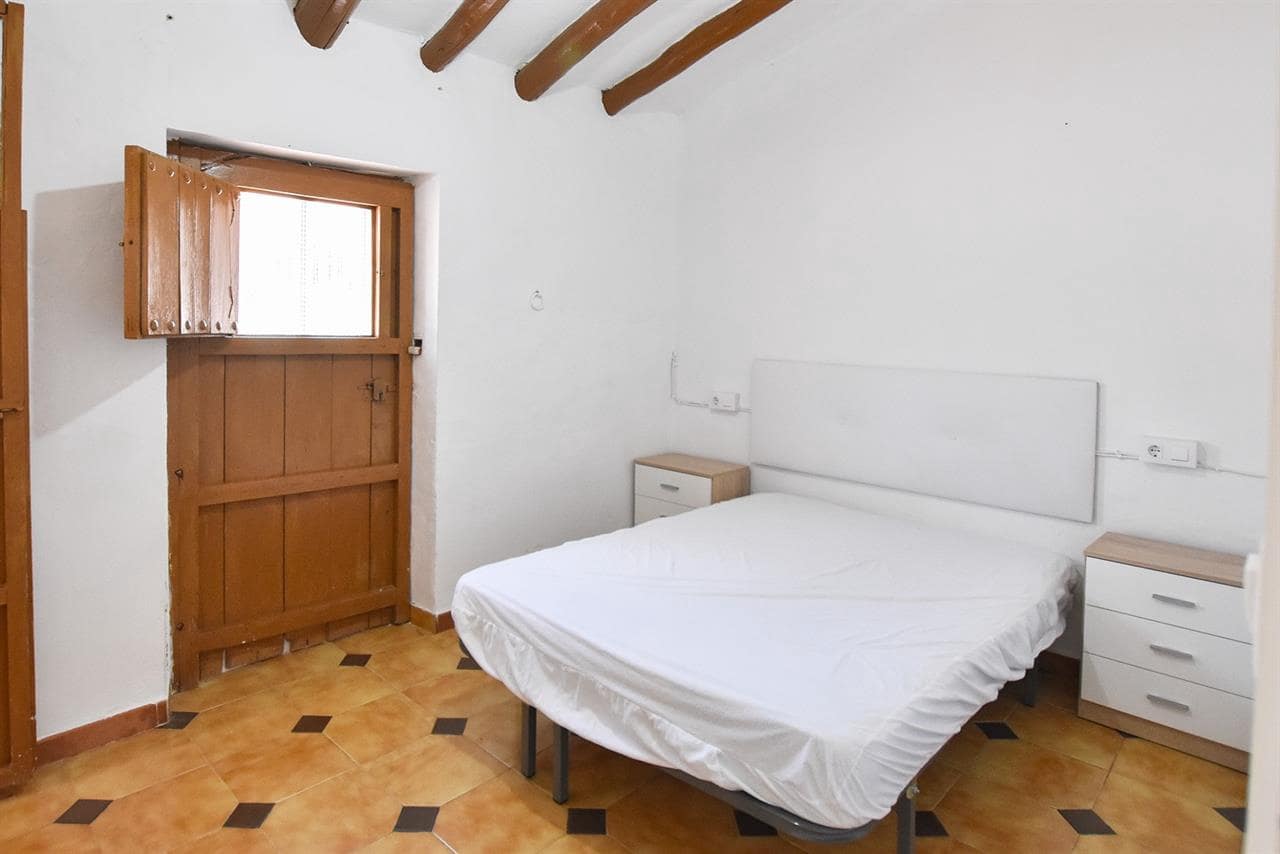 5 bedroom Villa for sale in La Campana - € 157,000 (Ref: 8952493)