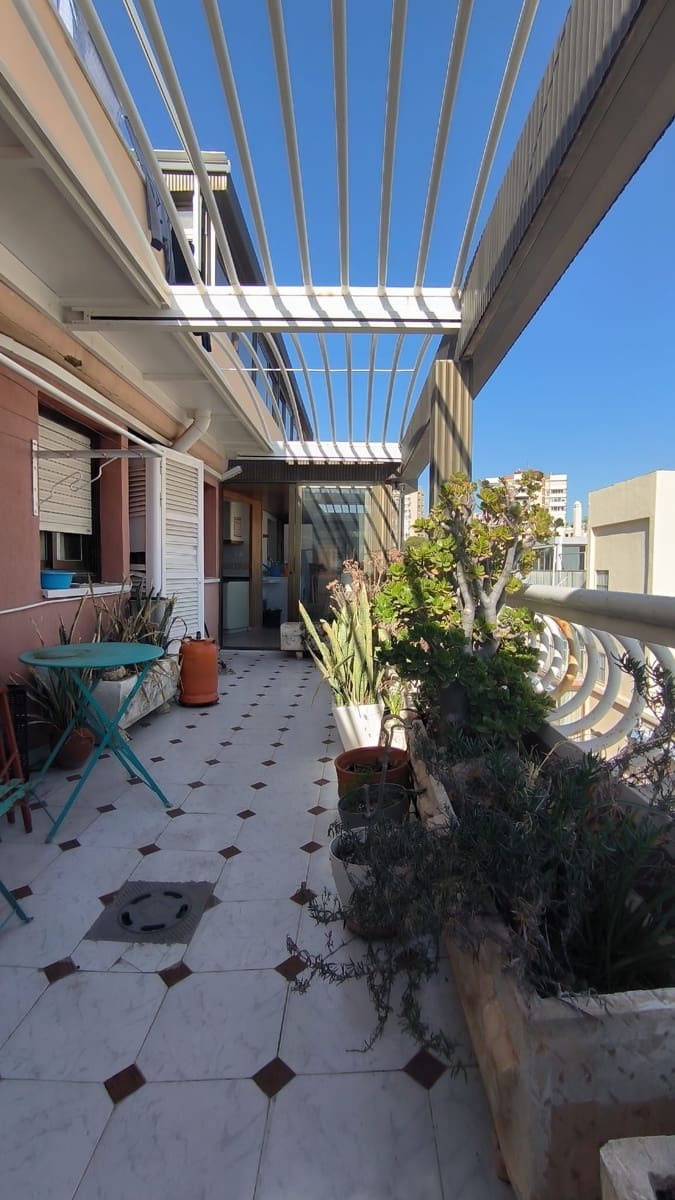 4 bedroom Flat for sale in Benidorm with garage - € 555,000 (Ref: 8072650)