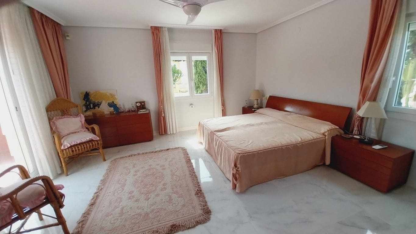 5 bedroom Villa for sale in Benidorm with pool - € 735,000 (Ref: 8449886)