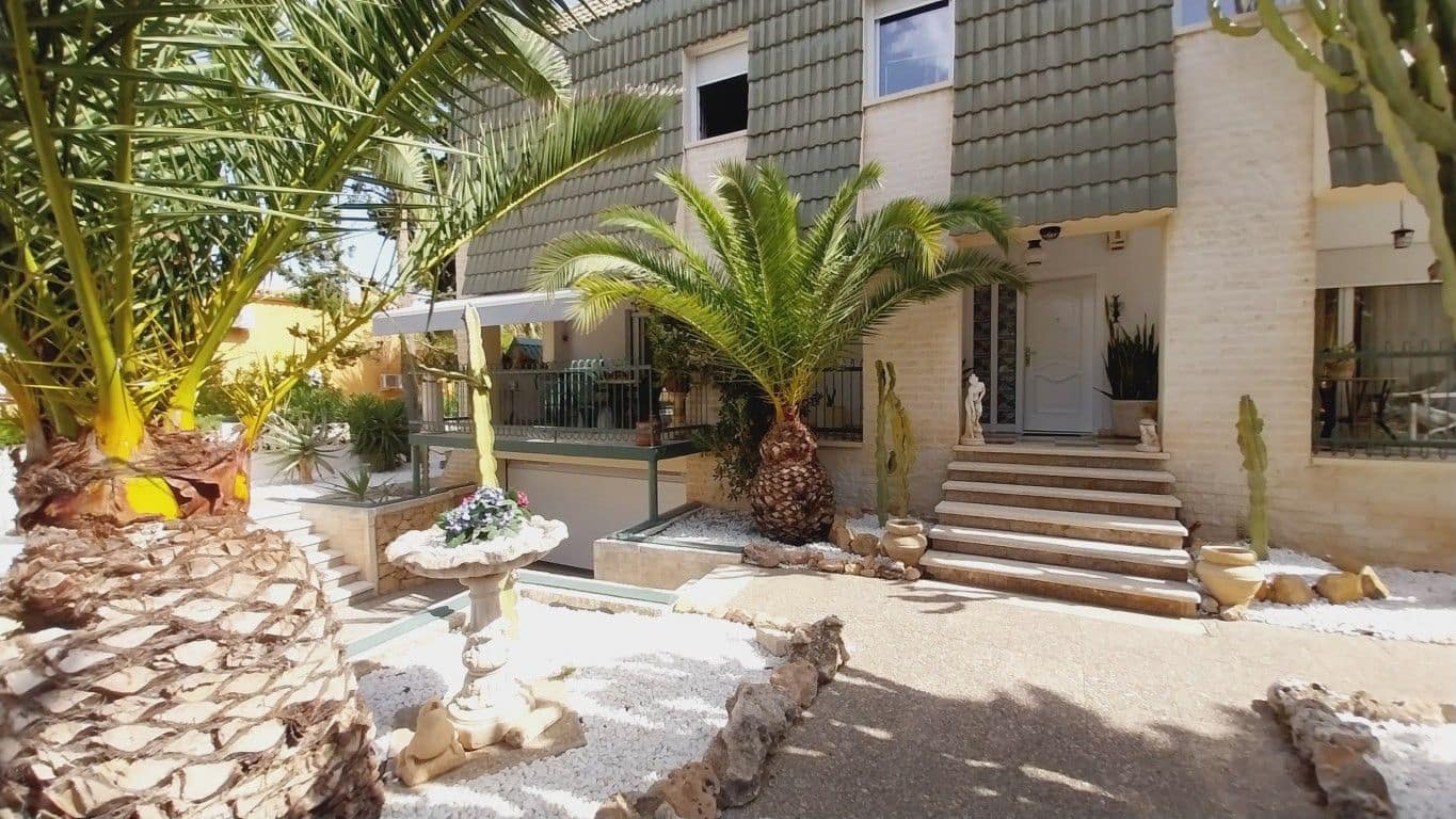 5 bedroom Villa for sale in Benidorm with pool - € 735,000 (Ref: 8449886)