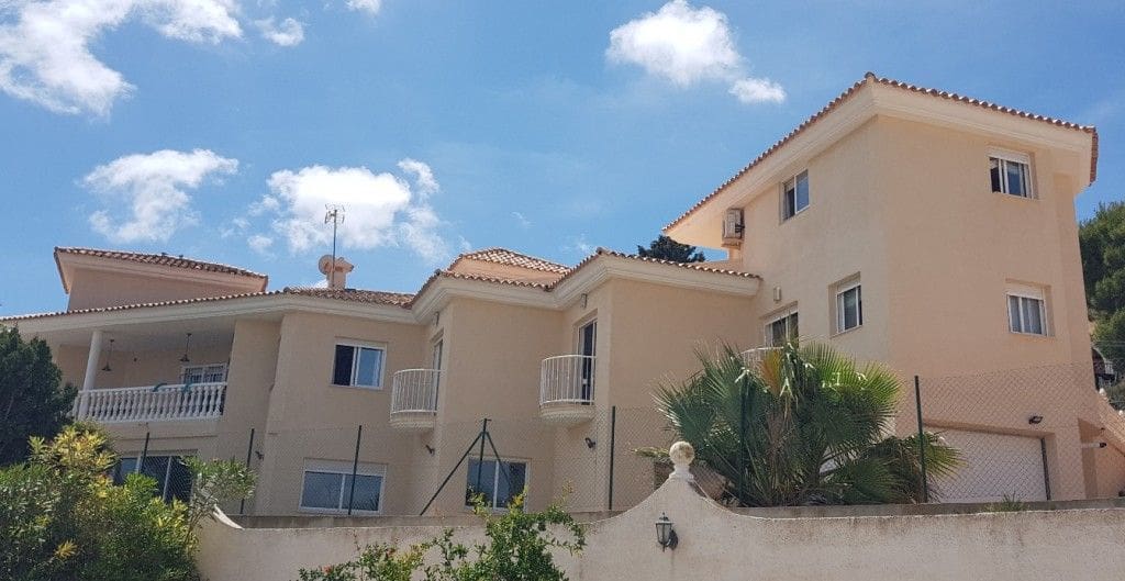 5 bedroom Villa for sale in Alfaz del Pi / L'Alfas del Pi with pool - € 550,000 (Ref: 8469960)