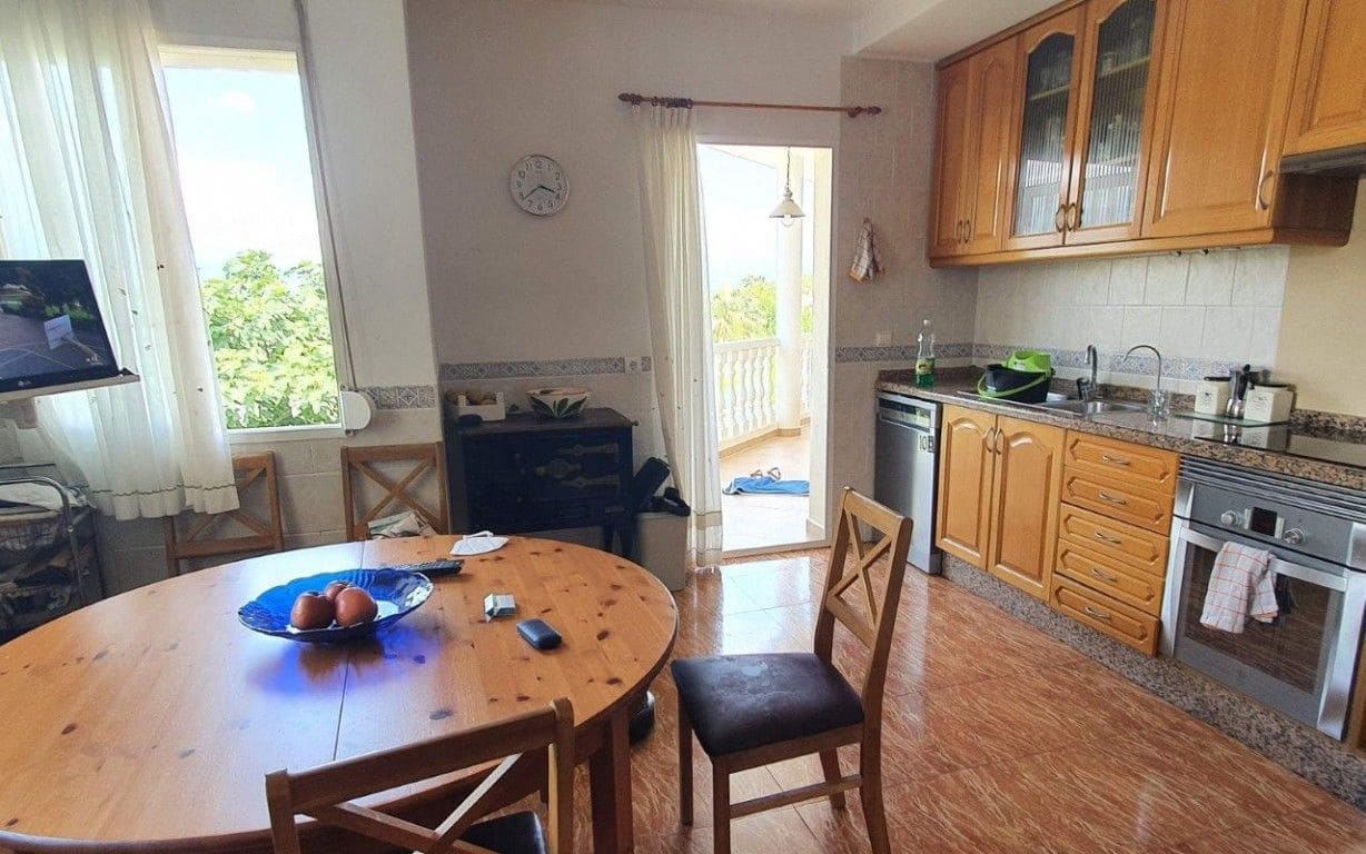 5 bedroom Villa for sale in Alfaz del Pi / L'Alfas del Pi with pool - € 550,000 (Ref: 8469960)