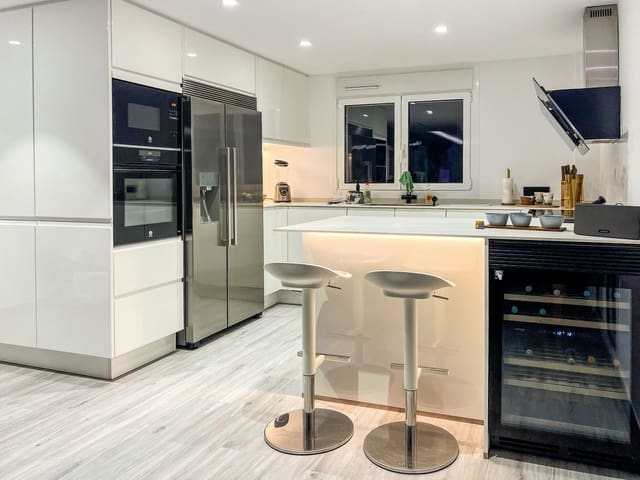 4 soverom Villa til salgs i Pueblo - Urbanizaciones, Alfaz del Pi / L'Alfàs del Pi med svømmebasseng garasje - € 1 195 000 (Ref: 8475830)