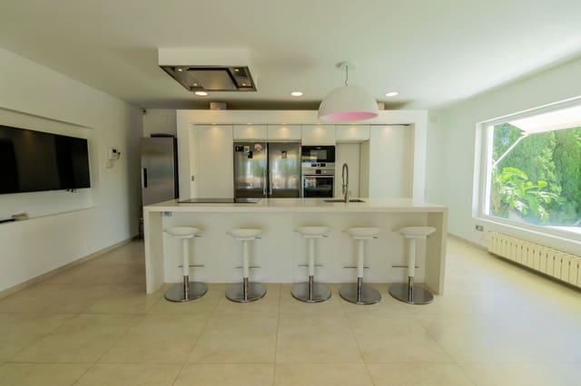 5 makuuhuone Huvila myytävänä paikassa La Nucia mukana uima-altaan 
autotalli - 695 000 € (Ref: 8797140)