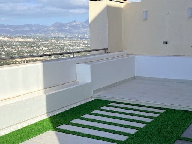 2 soverom Penthouse til salgs i Benidorm med svømmebasseng garasje - € 890 000 (Ref: 8892782)