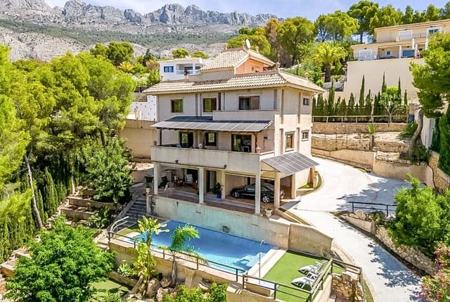 4 Zimmer Villa zu verkaufen in Altea mit Pool Garage - 632.000 € (Ref: 8910811)