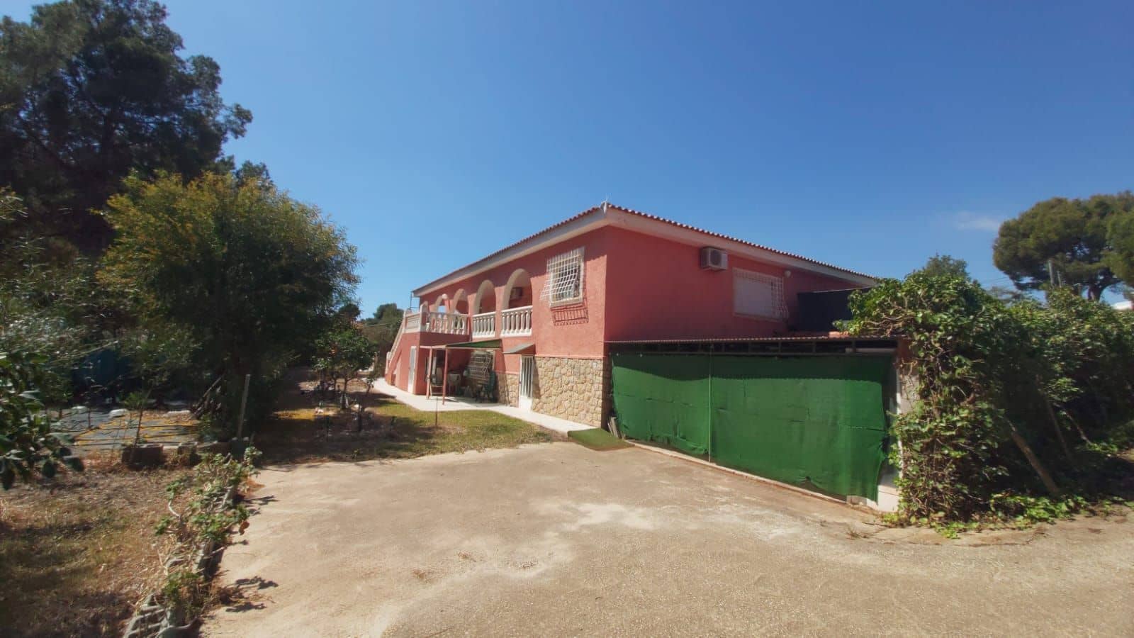 Chalet de 4 habitaciones en La Nucia en venta con piscina garaje - 560.000 € (Ref: 8921059)