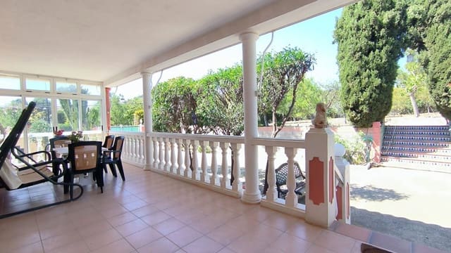 Chalet de 4 habitaciones en La Nucia en venta con piscina garaje - 560.000 € (Ref: 8921059)