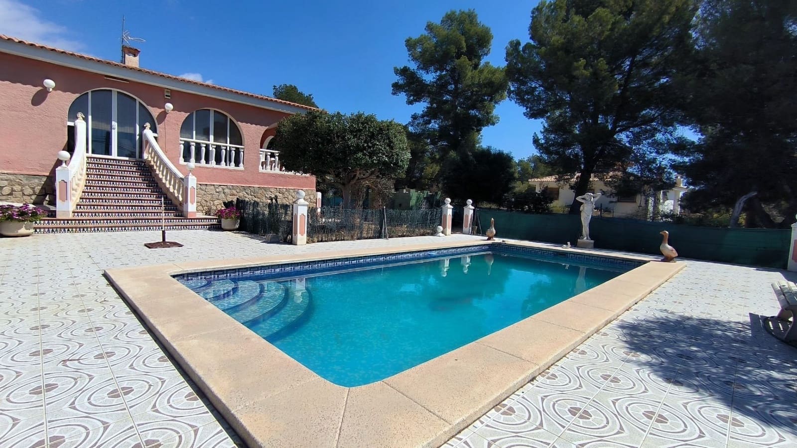 Chalet de 4 habitaciones en La Nucia en venta con piscina garaje - 560.000 € (Ref: 8921059)