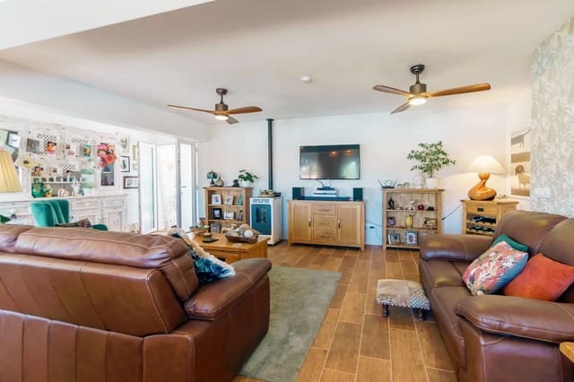 4 makuuhuone Huvila myytävänä paikassa La Nucia mukana uima-altaan 
autotalli - 559 000 € (Ref: 9058998)