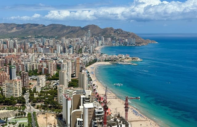 2 bedroom Apartment for sale in Benidorm with pool garage - € 499,000 (Ref: 9185029)