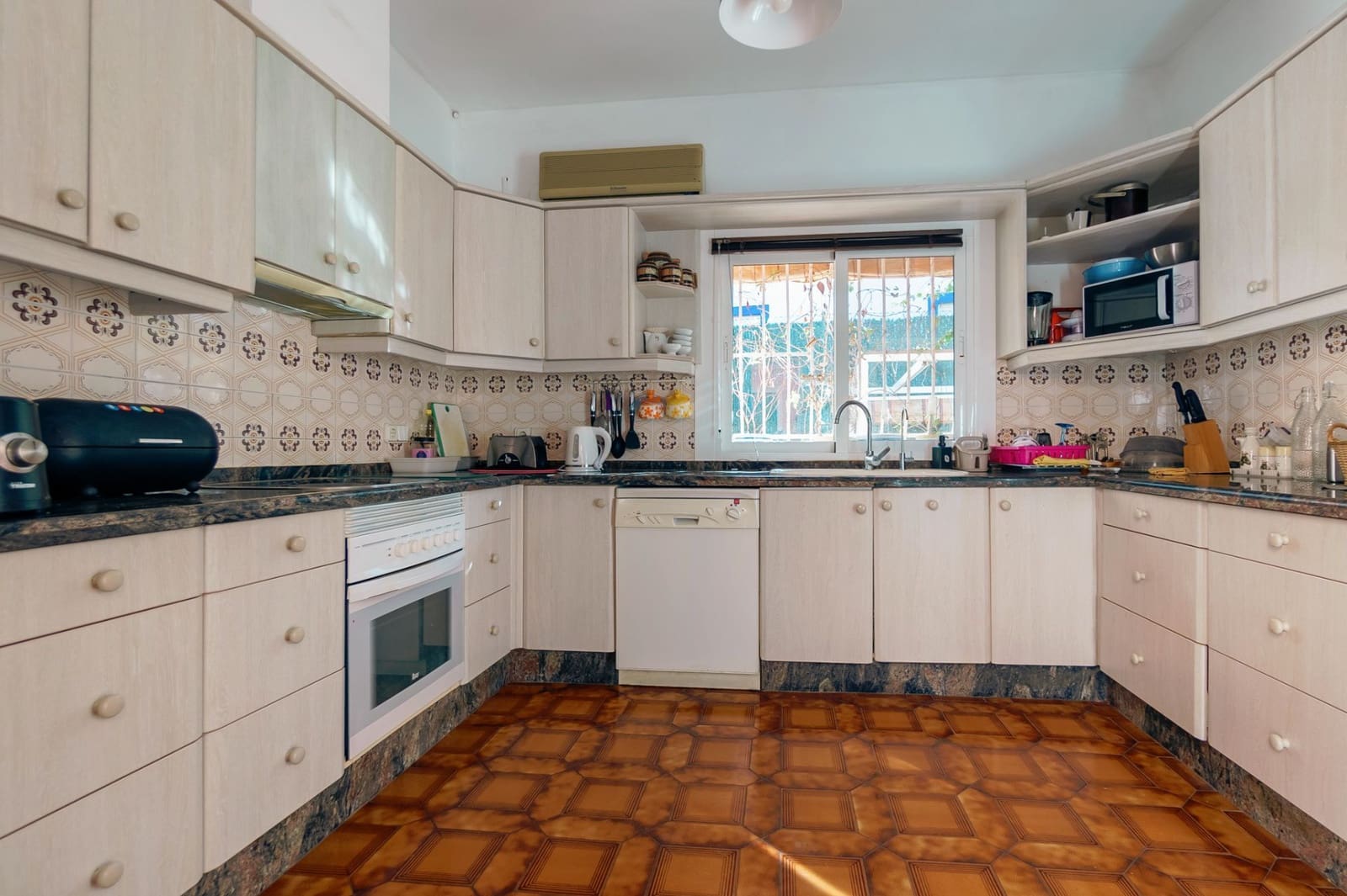 4 bedroom Villa for sale in Albir with pool garage - € 649,000 (Ref: 9452724)