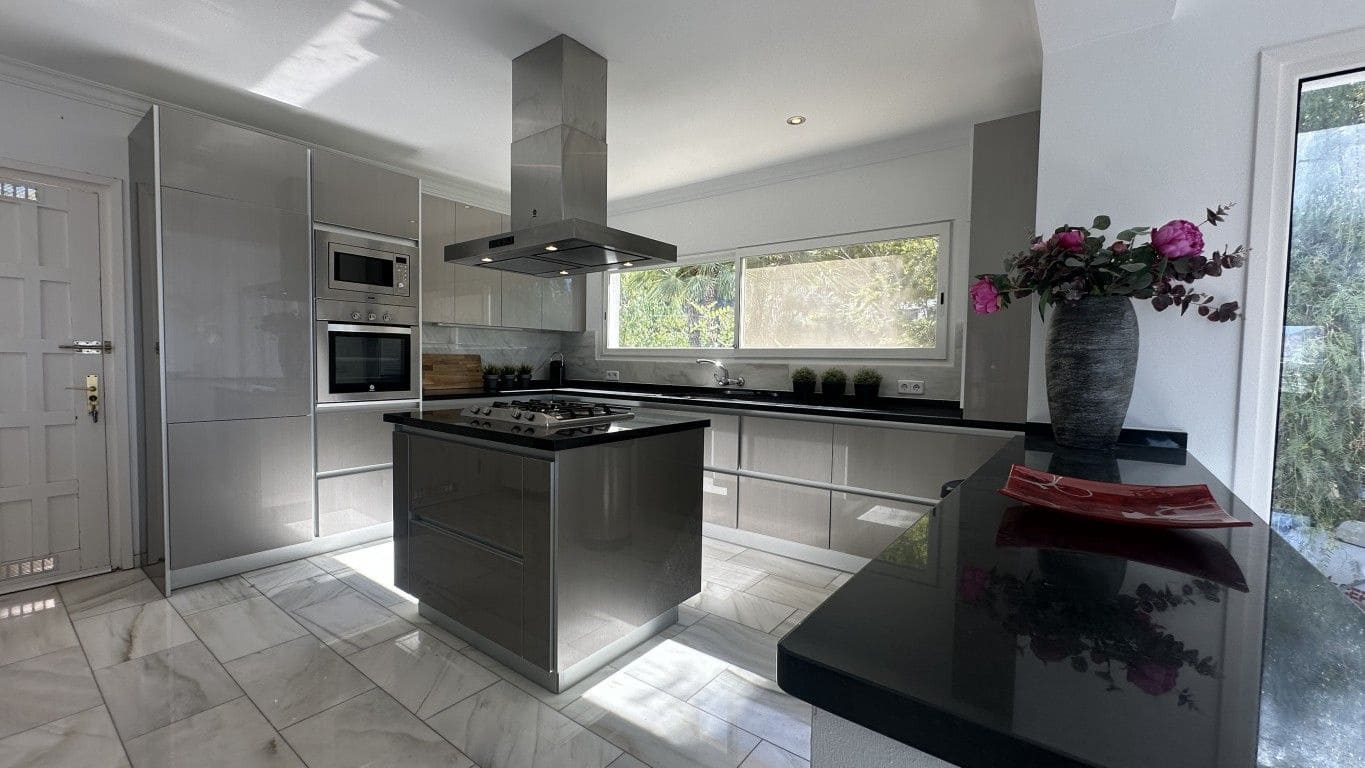 6 bedroom Villa for sale in Albir with pool - € 2,950,000 (Ref: 9803927)